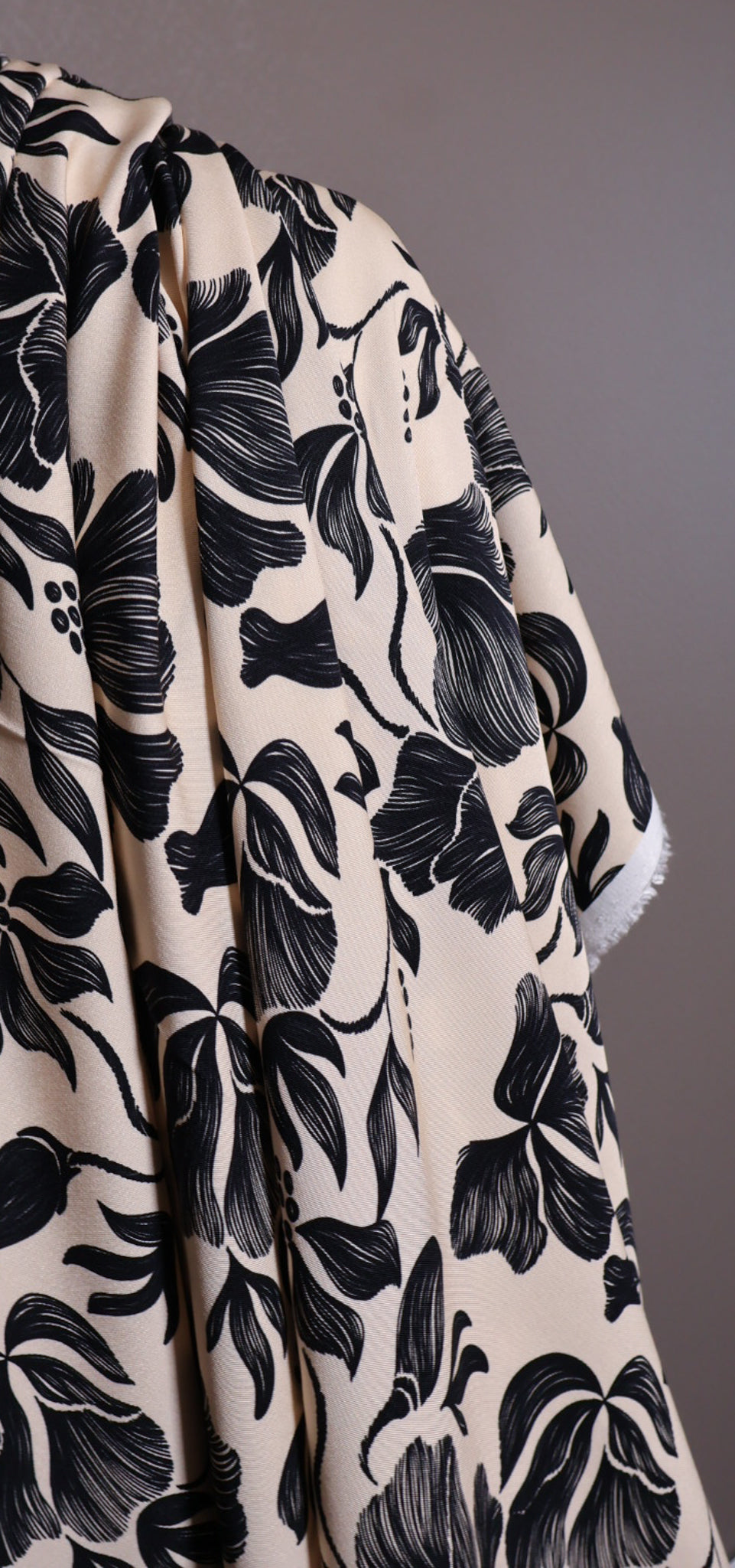 ECOVERO Viskose Twill Blomster kremhvit og sort