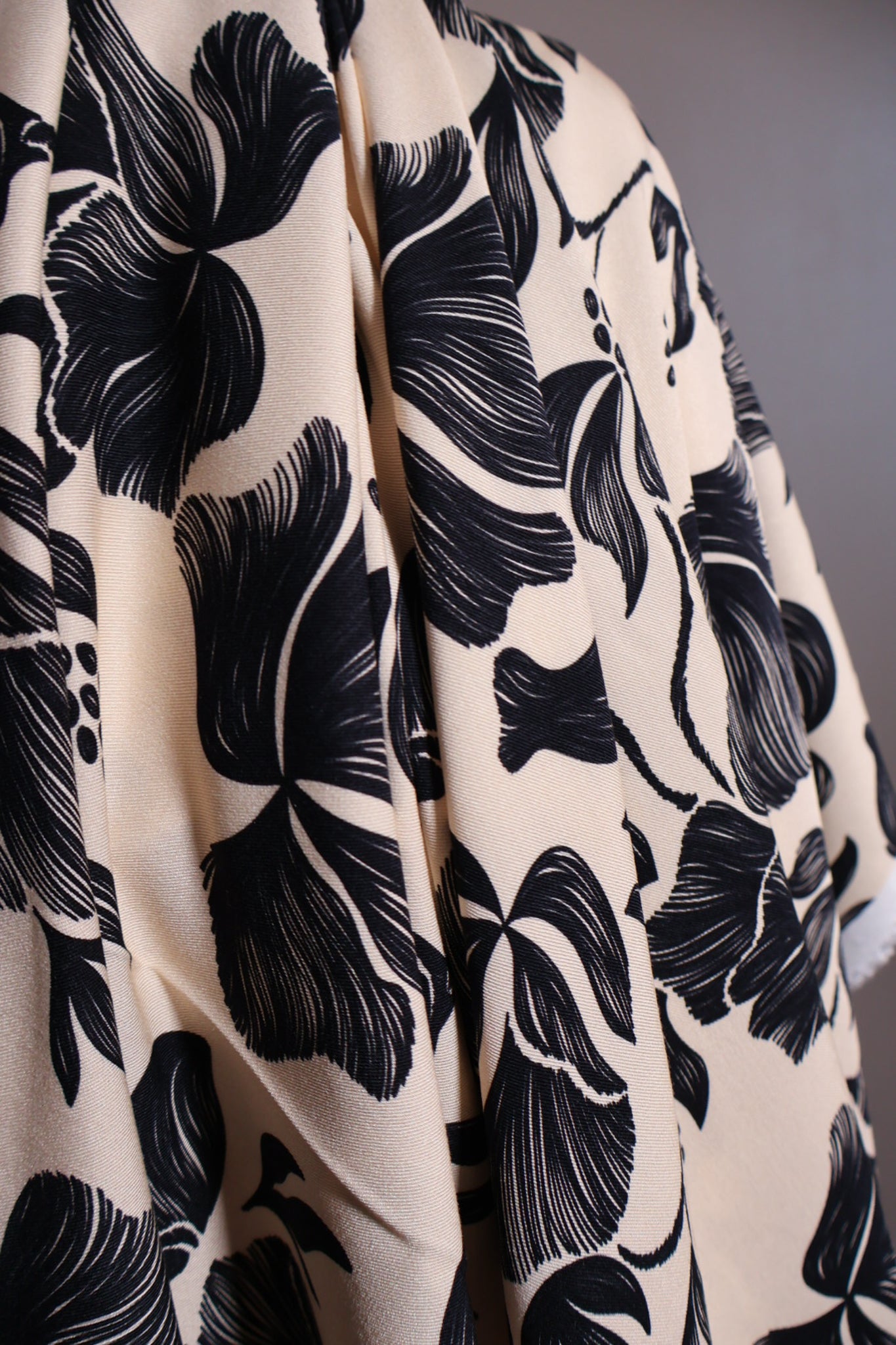 ECOVERO Viskose Twill Blomster kremhvit og sort