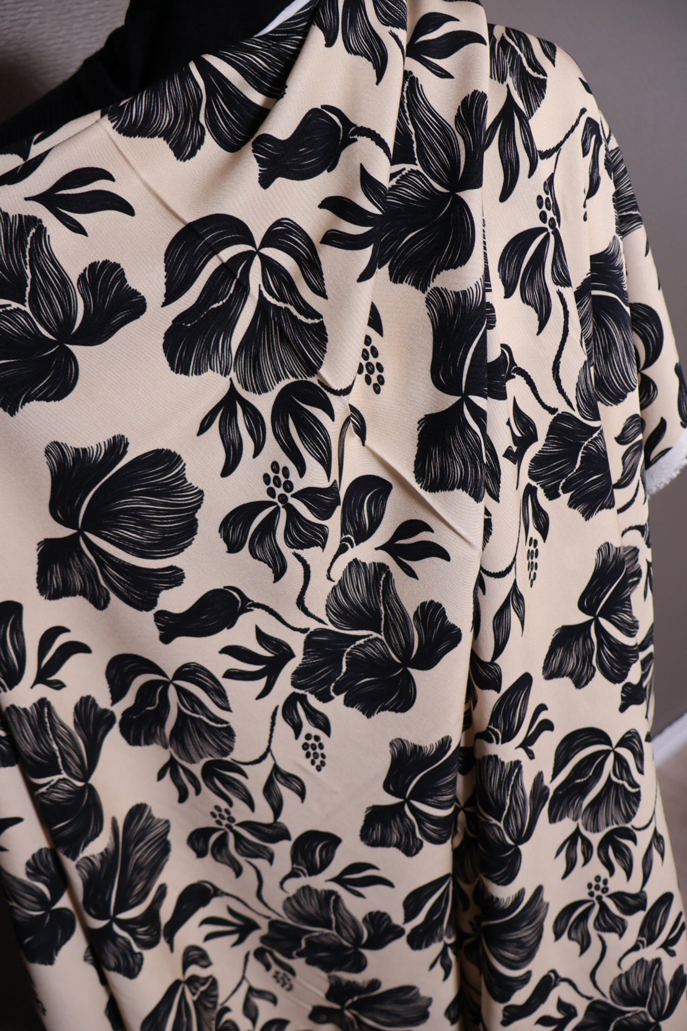 ECOVERO Viskose Twill Blomster kremhvit og sort