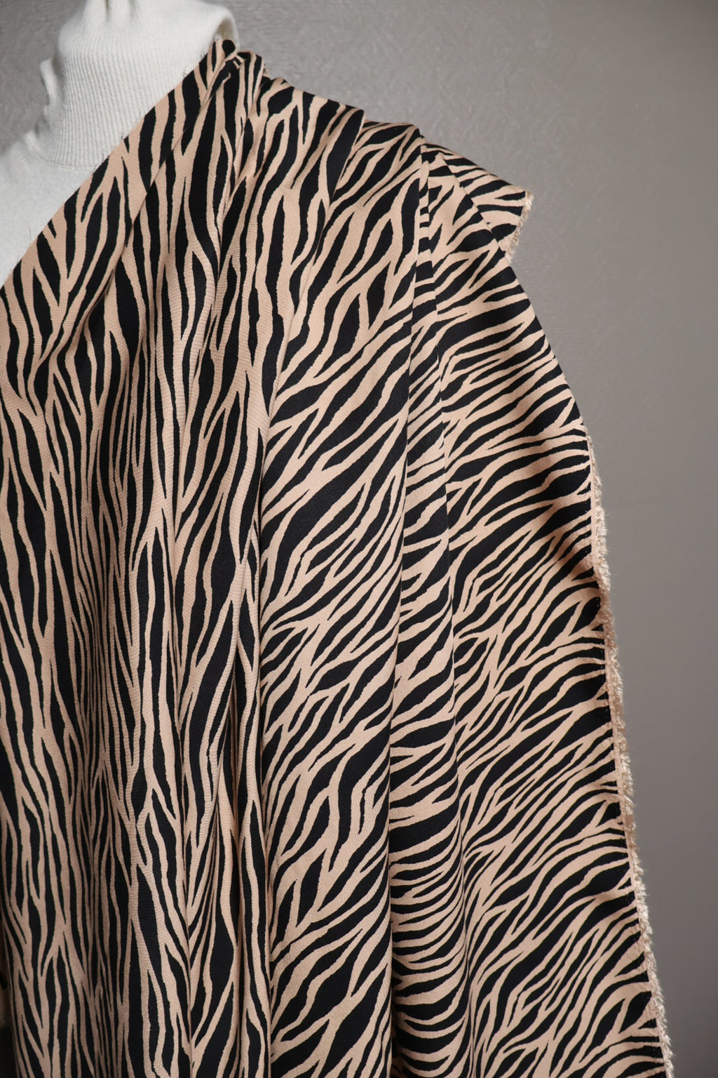 Zebra ECOVERO Viskose Twill i beige og sort