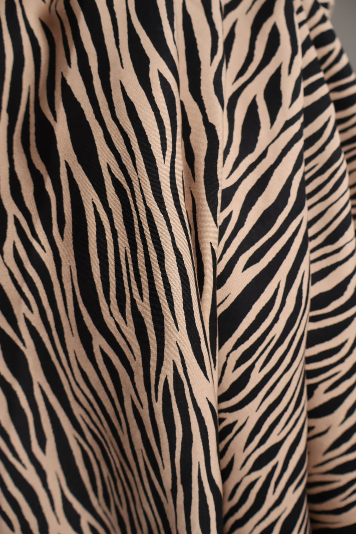 Zebra ECOVERO Viskose Twill i beige og sort