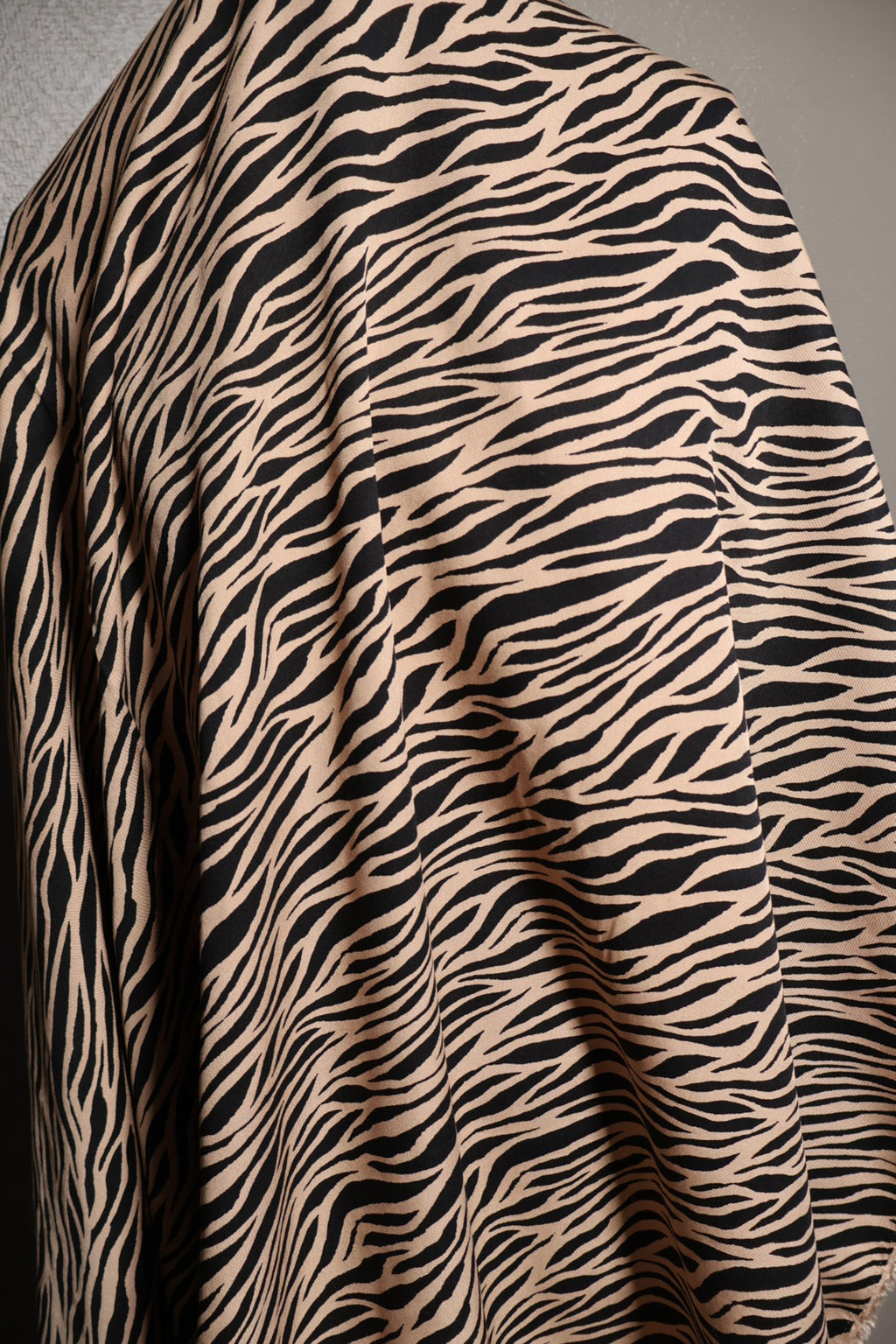 Zebra ECOVERO Viskose Twill i beige og sort