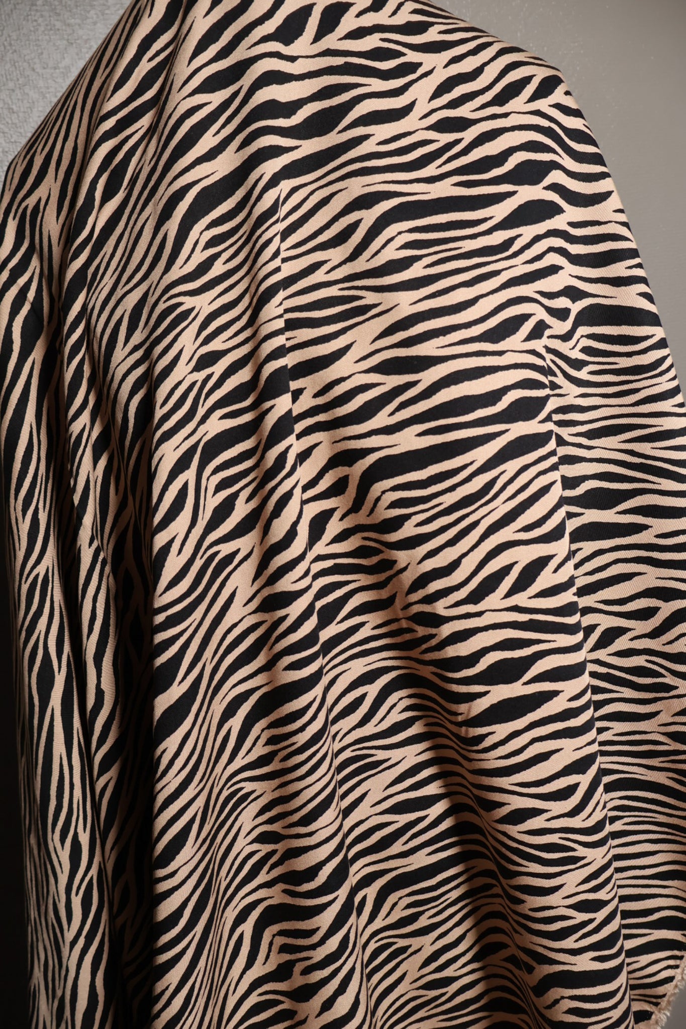 Zebra ECOVERO Viskose Twill i beige og sort