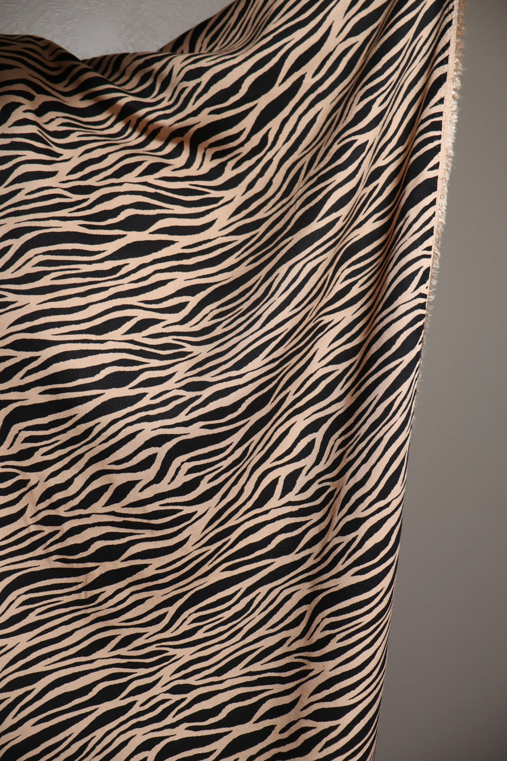 Zebra ECOVERO Viskose Twill i beige og sort
