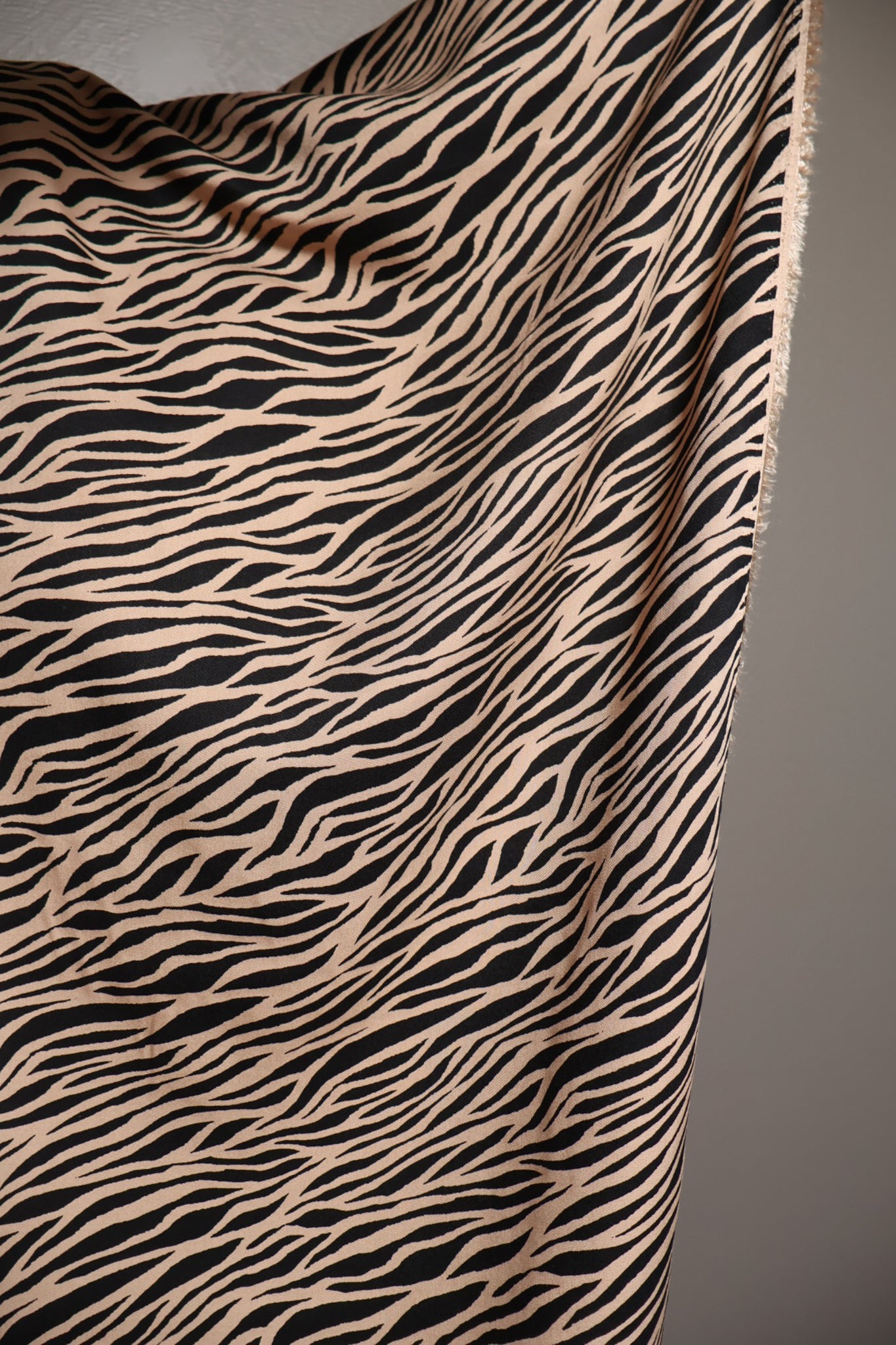 Zebra ECOVERO Viskose Twill i beige og sort