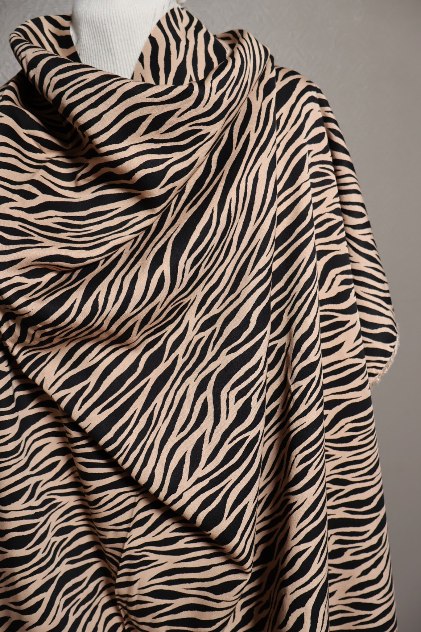 Zebra ECOVERO Viskose Twill i beige og sort