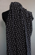 Viskose Crêpe Polka Dot sort med hvite prikker