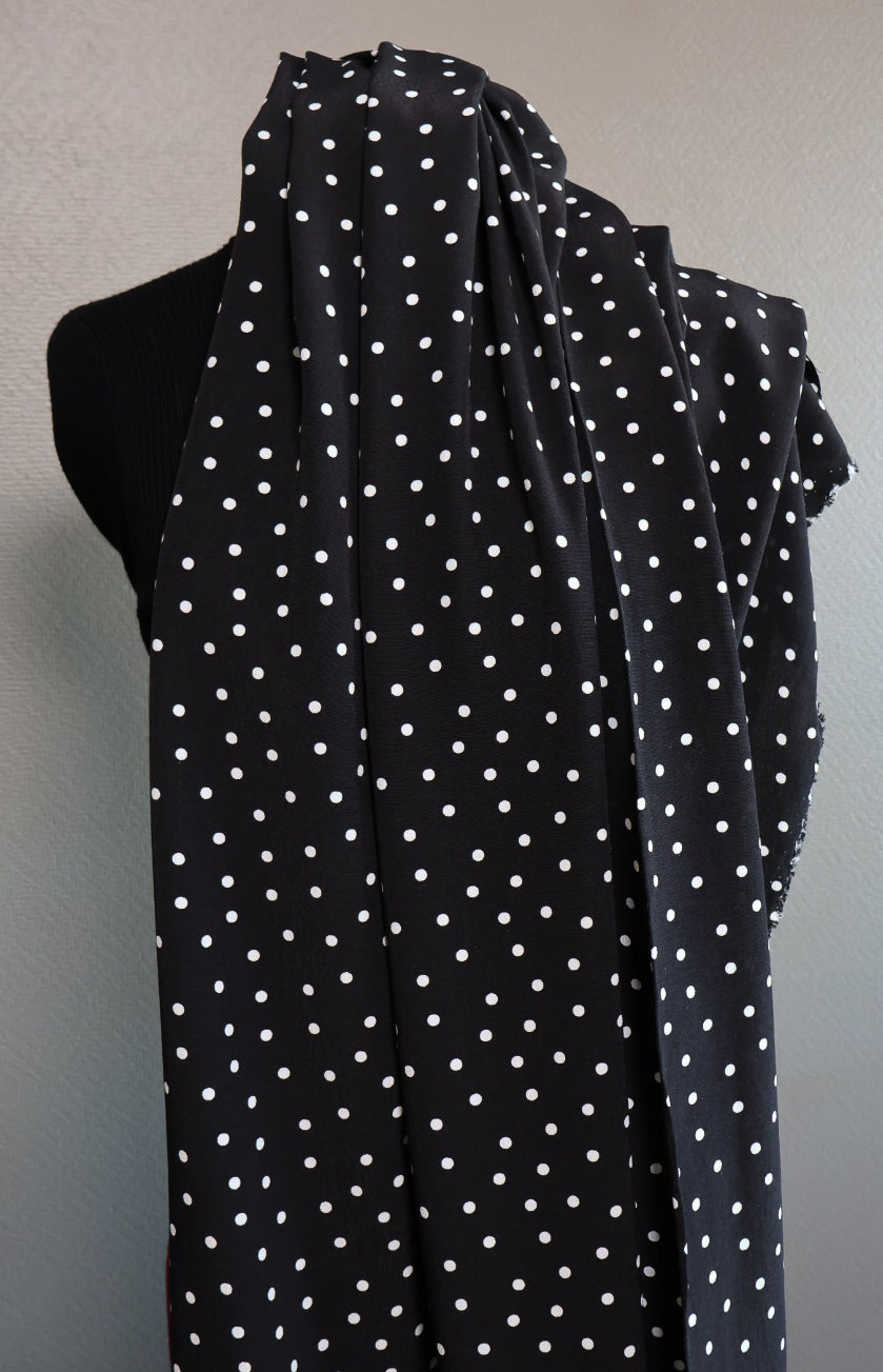 Viskose Crêpe Polka Dot sort med hvite prikker