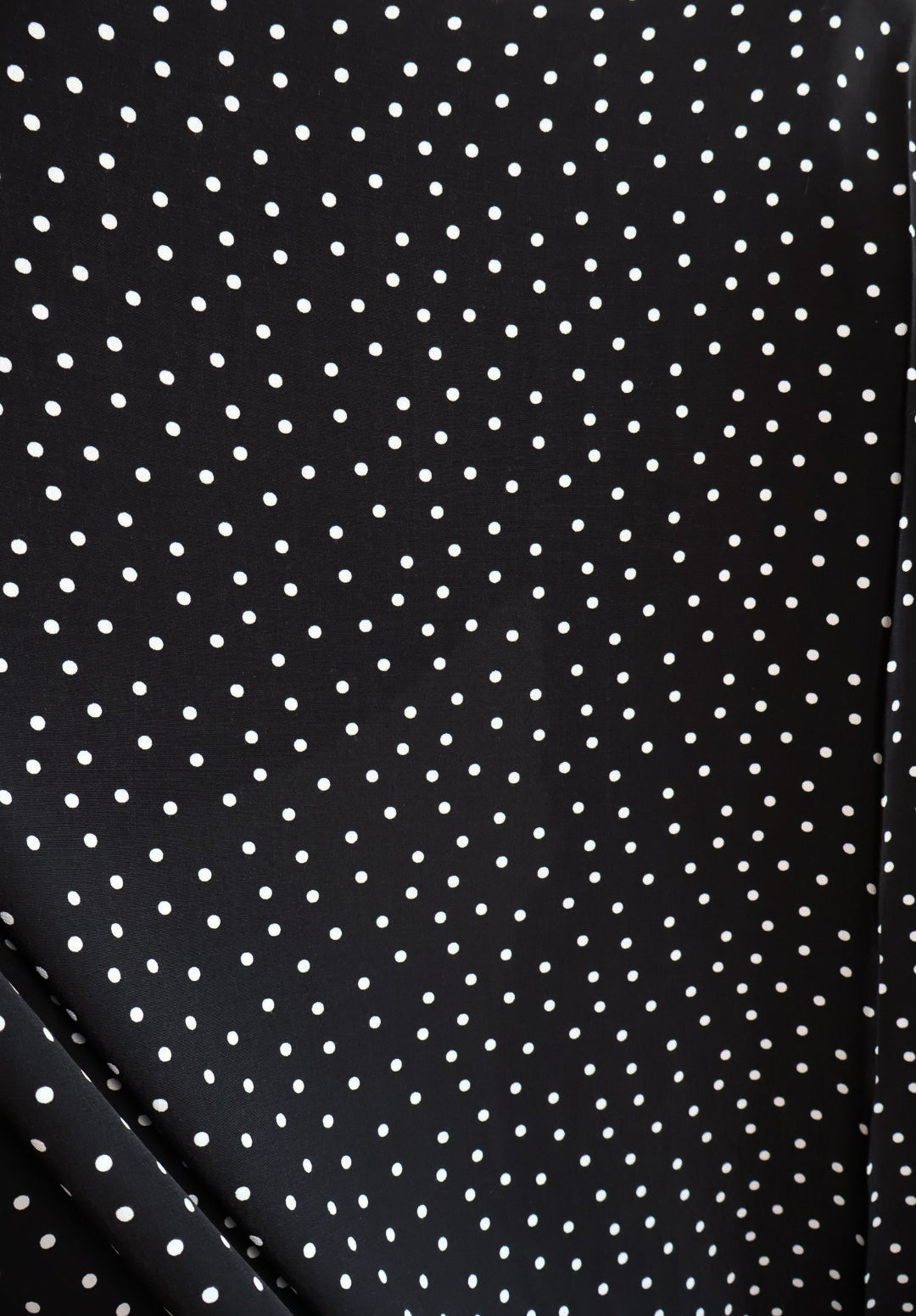Viskose Crêpe Polka Dot sort med hvite prikker