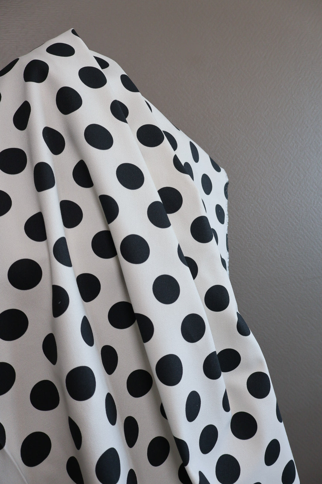 Polka Dot Denim Ivory med sorte prikker