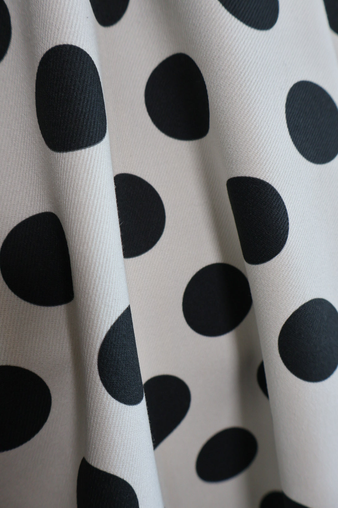 Polka Dot Denim Ivory med sorte prikker