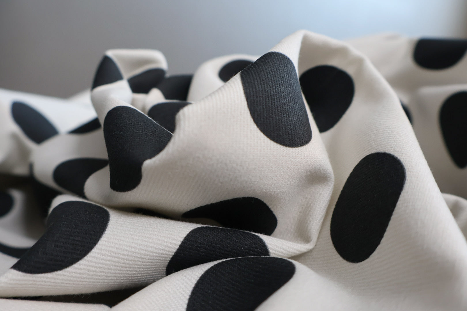 Polka Dot Denim Ivory med sorte prikker