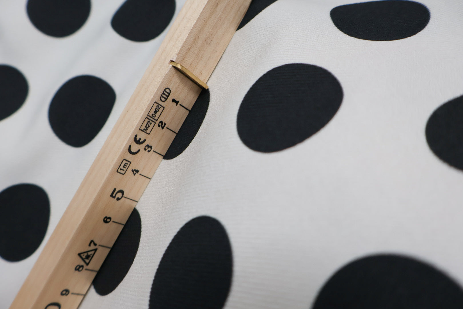 Polka Dot Denim Ivory med sorte prikker