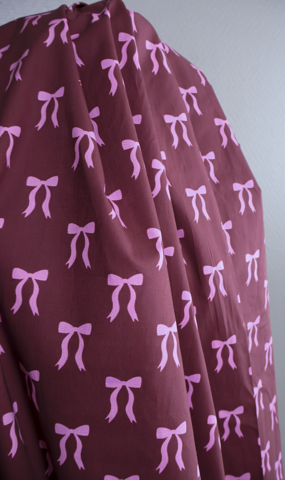 Dahlia Bomullslawn Burgunder med Rosa Sløyfer