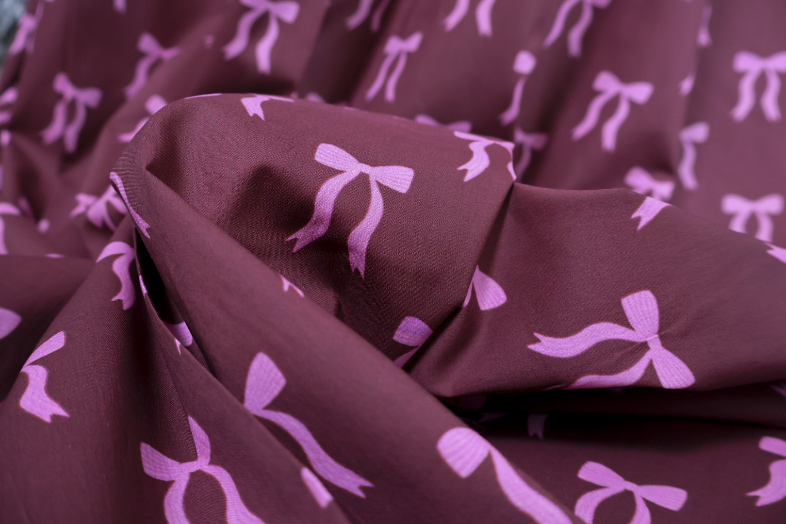 Dahlia Bomullslawn Burgunder med Rosa Sløyfer