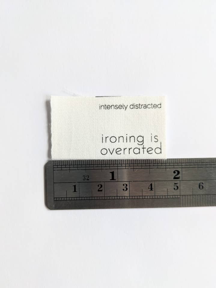 Sy-inn Merkelapper Bomull "Ironing Is Overrated"