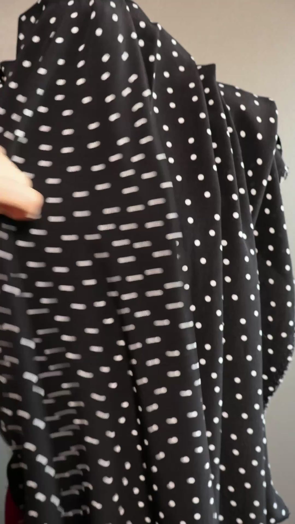 Viskose Crêpe Polka Dot sort med hvite prikker