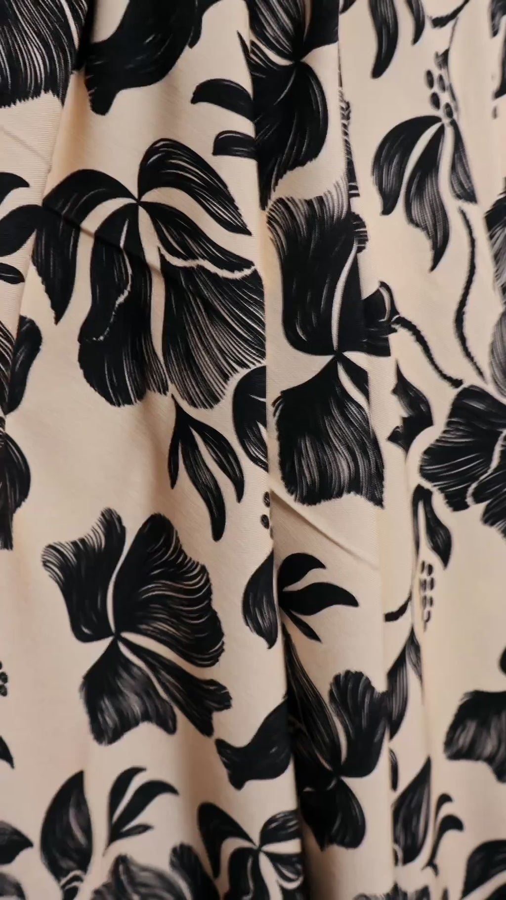 ECOVERO Viskose Twill Blomster kremhvit og sort